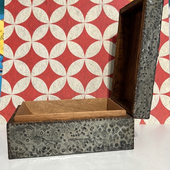 Vintage owl hinged metal embossed keepsake box wood interior - Picture 6 of 10